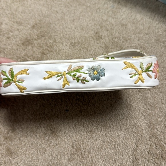 Floral Embroidered White Handbag - Picture 5 of 8